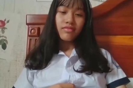 Nữ sinh lưu manh khoe cơ thể trước mặt bạn rồi làm tình