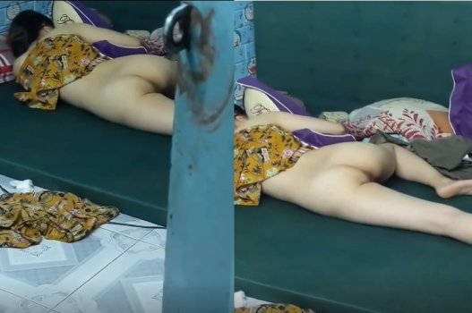 Ngó lén cái khe hàng xóm không khoá cửa